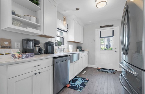 Niantic House | Adorable Beach Cottage - Private Beach Association