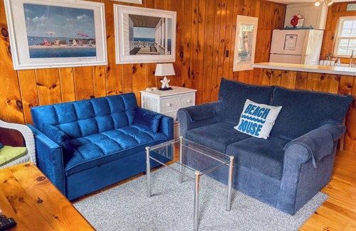 Dennis House | Adorable beach cottage, steps from Bayview Beach