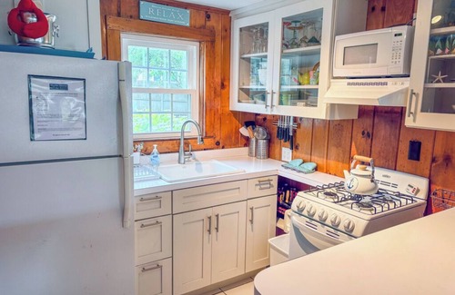 Dennis House | Adorable beach cottage, steps from Bayview Beach