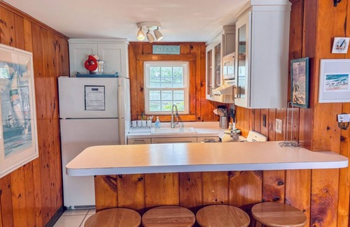 Dennis House | Adorable beach cottage, steps from Bayview Beach