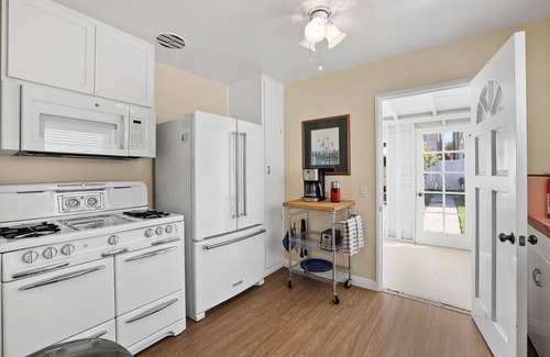 Huntington Beach House | Adorable Beach House 5 Blocks from the beach with two car garage and Wifi