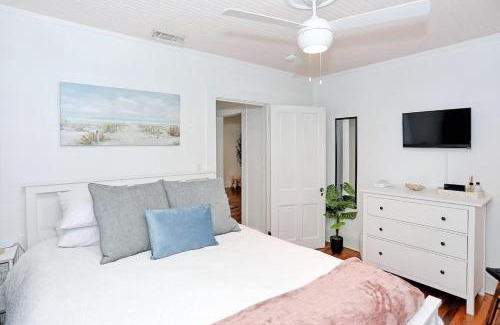 Thunderbolt House | Adorable Bungalow Near City Marina & Tybee Beach