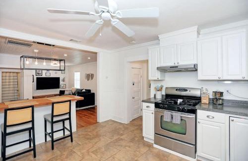 Thunderbolt House | Adorable Bungalow Near City Marina & Tybee Beach