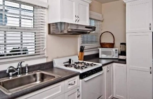 Venice Cottage | Adorable Cape Cod Cottage, Venice Beach, LA