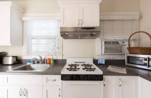 Venice Cottage | Adorable Cape Cod Cottage, Venice Beach, LA