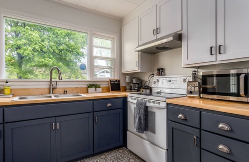 Sturgeon Bay House | Adorable character home! Near downtown Sturgeon Bay & Sunset Beach Park!