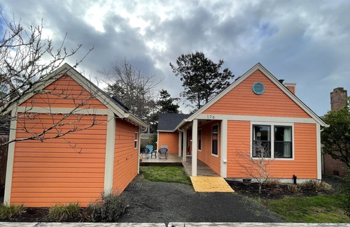 Manzanita Cottage | Adorable Cottage, close to beach and town, dog friendly, 30+ days only