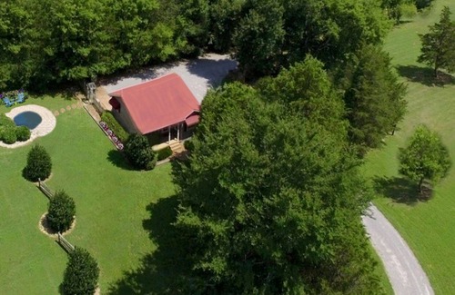 Mount Juliet Cottage | Adorable Cottage! Everything! WiFi, Kitchen, Jacuzzi, NO Cleaning Fee!