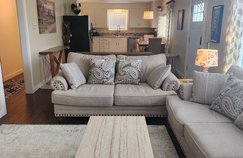 Meridian House | Adorable Cottage Home in downtown Meridian! 5 minute walk to town and amenities
