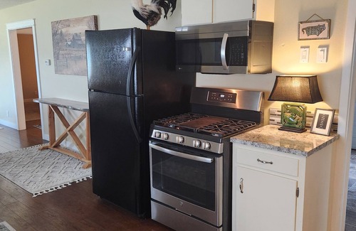 Meridian House | Adorable Cottage Home in downtown Meridian! 5 minute walk to town and amenities