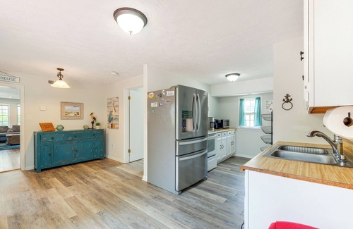 Colonial Beach Cottage | Adorable Cottage: Fire Pit, Walk to Colonial Beach
