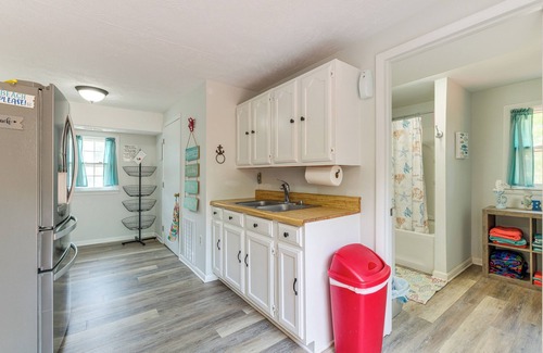 Colonial Beach Cottage | Adorable Cottage: Fire Pit, Walk to Colonial Beach