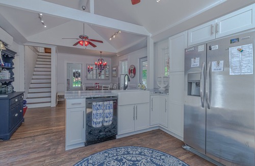 Urbanna House | Adorable Cottage w/Pool & Hot Tub In the Heart of Urbanna