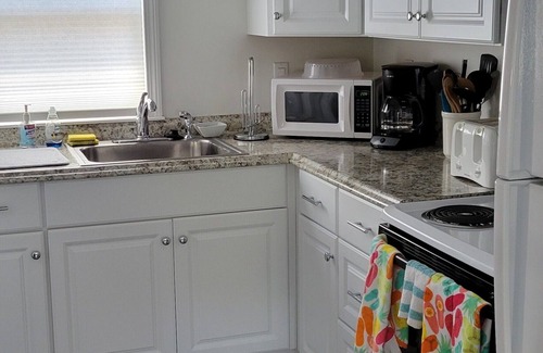 Newport Cottage | Adorable Cottage Walk Across Street to First Beach, Winter min stay 9 mos