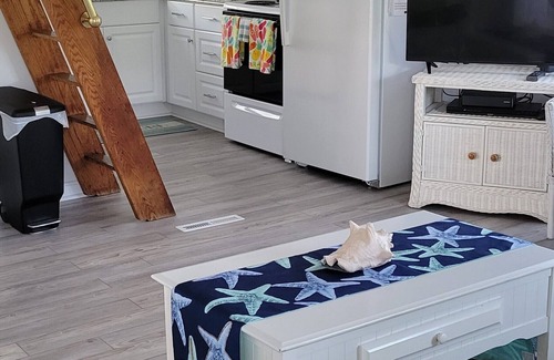 Newport Cottage | Adorable Cottage Walk Across Street to First Beach, Winter min stay 9 mos