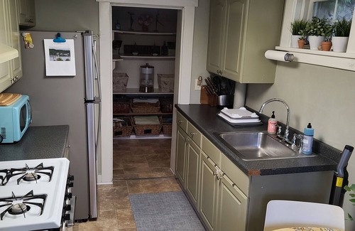 Halesite House | Adorable Cottage with Water Views, Across the street from Prime & other eateries