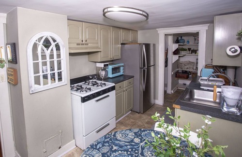 Halesite House | Adorable Cottage with Water Views, Across the street from Prime & other eateries