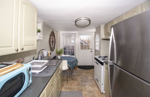 Halesite House | Adorable Cottage with Water Views, Across the street from Prime & other eateries