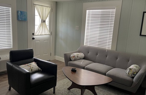 Roseville Cottage | Adorable Cottage With Private Entrance