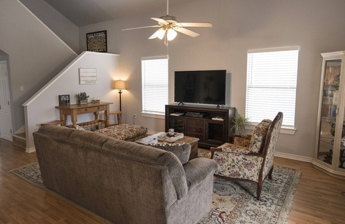 Wimberley Cabin | Adorable country cottage overlooking a wet weather creek with hot tub