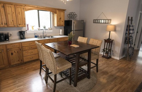 Wimberley Cabin | Adorable country cottage overlooking a wet weather creek with hot tub
