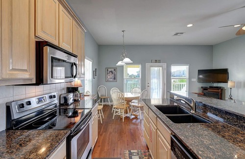 Bella Vista House | Adorable Cozy Cottage Close to the Beach, Community pool