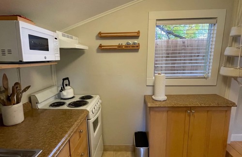 Hood River Cottage | Adorable cozy country cottage for one or two next to organic vegetable garden!
