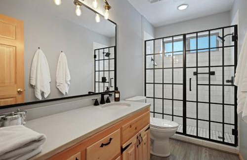 Alfalfa House | Adorable & Cozy Hot Tub SHARC Passes Fabulous Location 24356