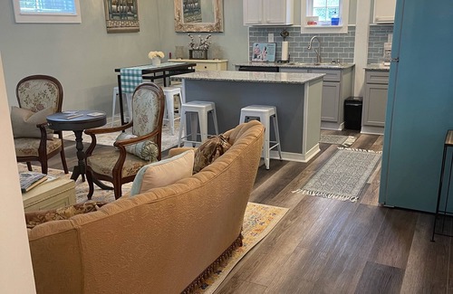 Natchez Cottage | Adorable Downtown Carriage House Cottage