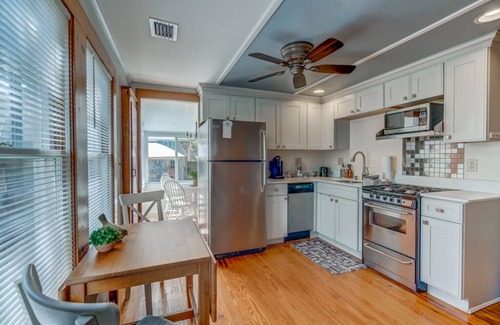 Mount Dora Cottage | ADorable Downtown Mount Dora Cottage with Fenced Yard for your pet