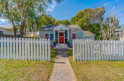 Mount Dora Cottage | ADorable Downtown Mount Dora Cottage with Fenced Yard for your pet
