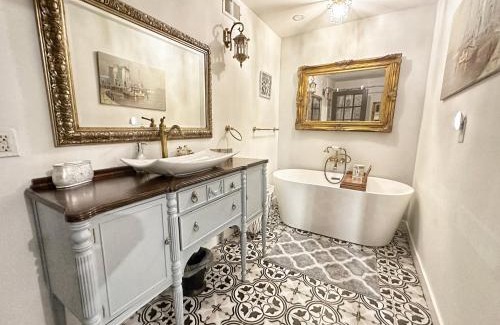 Fernandina Beach House | Adorable French Cottage style - 1 bedroom.