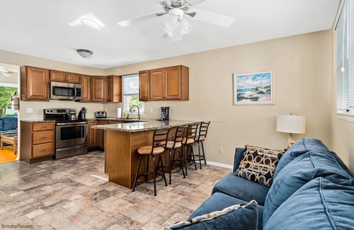 Villas House | Adorable Fully Updated Beach House - Pet Friendly