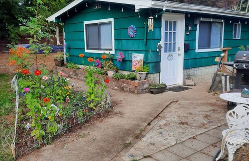 Parkwood Cottage | Adorable Garden Cottage with Hot Tub