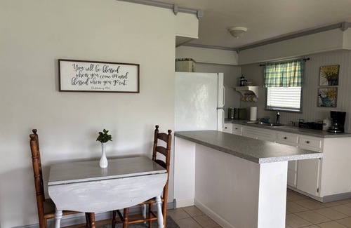 Cleburne Cottage | Adorable Guest Cottage