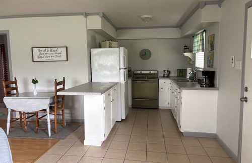 Cleburne Cottage | Adorable Guest Cottage