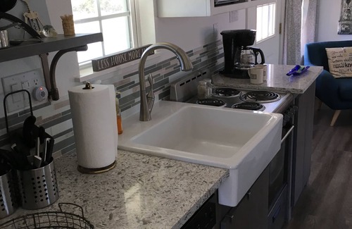 Weatherford Cottage | ADORABLE! HOT tub w outdoor TV- 5 miles north of W’ford off Hwy 51