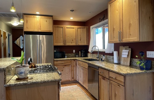 Grass Valley House | Adorable house walking distance to town-comfy private back patio