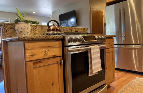 Grass Valley House | Adorable house walking distance to town-comfy private back patio