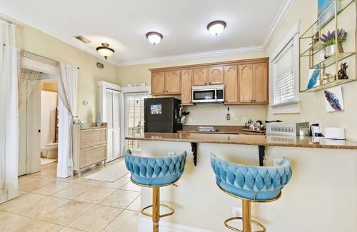 Hyde Park Apartment | Adorable Hyde Park Apartment w/Parking & Gym