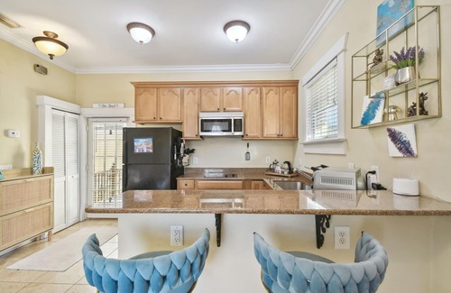 Hyde Park Apartment | Adorable Hyde Park Apartment w/Parking & Gym