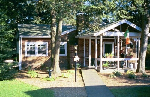 Manasquan Cottage | Adorable Irish Cottage-2 Bedroom, Fenced yard, Pets, Open Concept, Easy Access