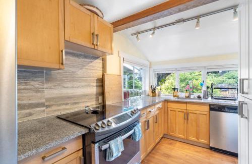 Kitsilano House | Adorable Kits Home with Balcony and Garden Retreat