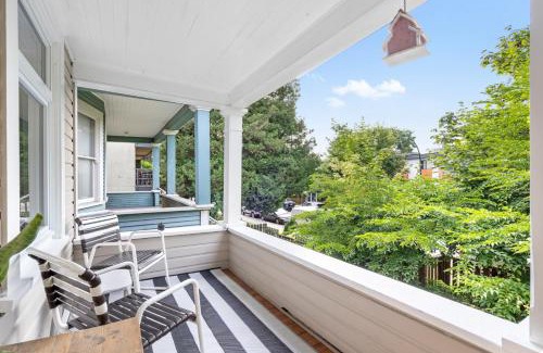 Kitsilano House | Adorable Kits Home with Balcony and Garden Retreat