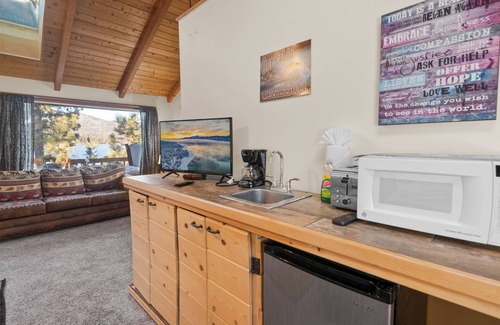 Big Bear Lake Cabin | Adorable LAKEFRONT cabin! PRIVATE HOT TUB, ROMANTIC VIEWS!