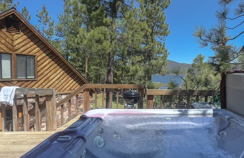 Big Bear Lake Cabin | Adorable LAKEFRONT cabin! PRIVATE HOT TUB, ROMANTIC VIEWS!