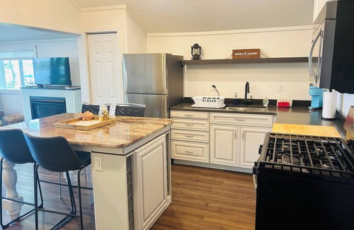 Sand Creek Cottage | Adorable Lakeside Cottage with Lake Views, Kayaks and a Canoe