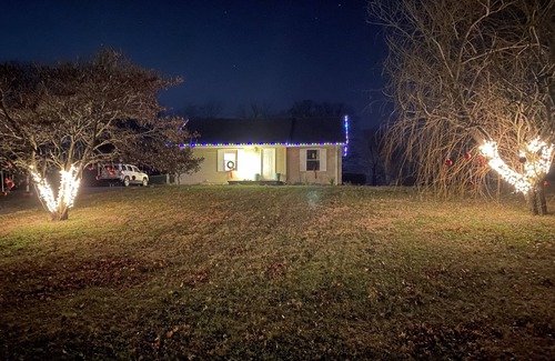 Vincennes House | Adorable Little House on a Hill