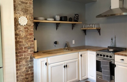 Mathews Cottage | Adorable Main Street Cottage, Modern Couples Retreat