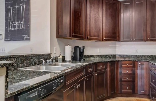 Springfield House | Adorable MCM Townhouse 5 Min from TIAA Bnk Fld!